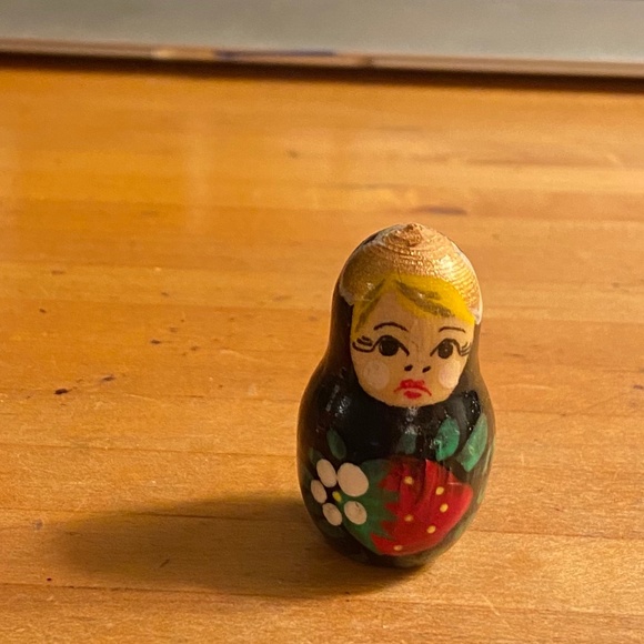 Russian Matroyshas (nesting dolls) - Picture 2 of 3
